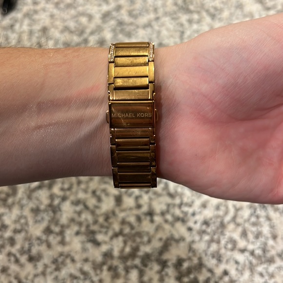 Michael Kors Rose Gold Watch - Picture 3 of 7